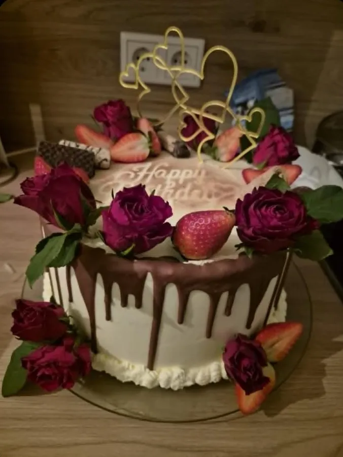 Festliche Torte mit Beeren und Rosen