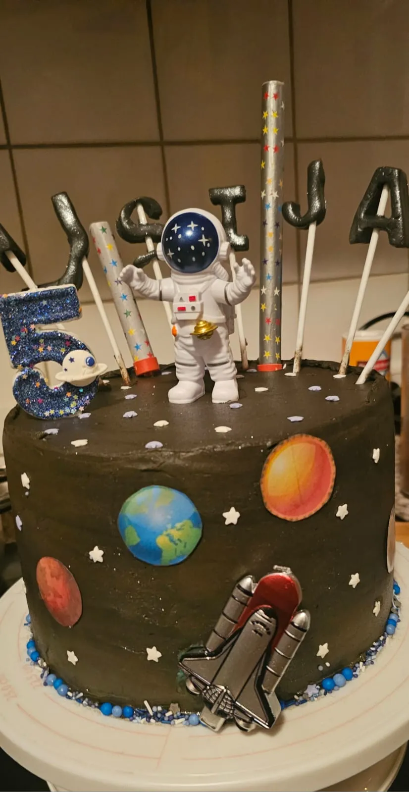 Weltraum-Geburtstagstorte mit Astronaut