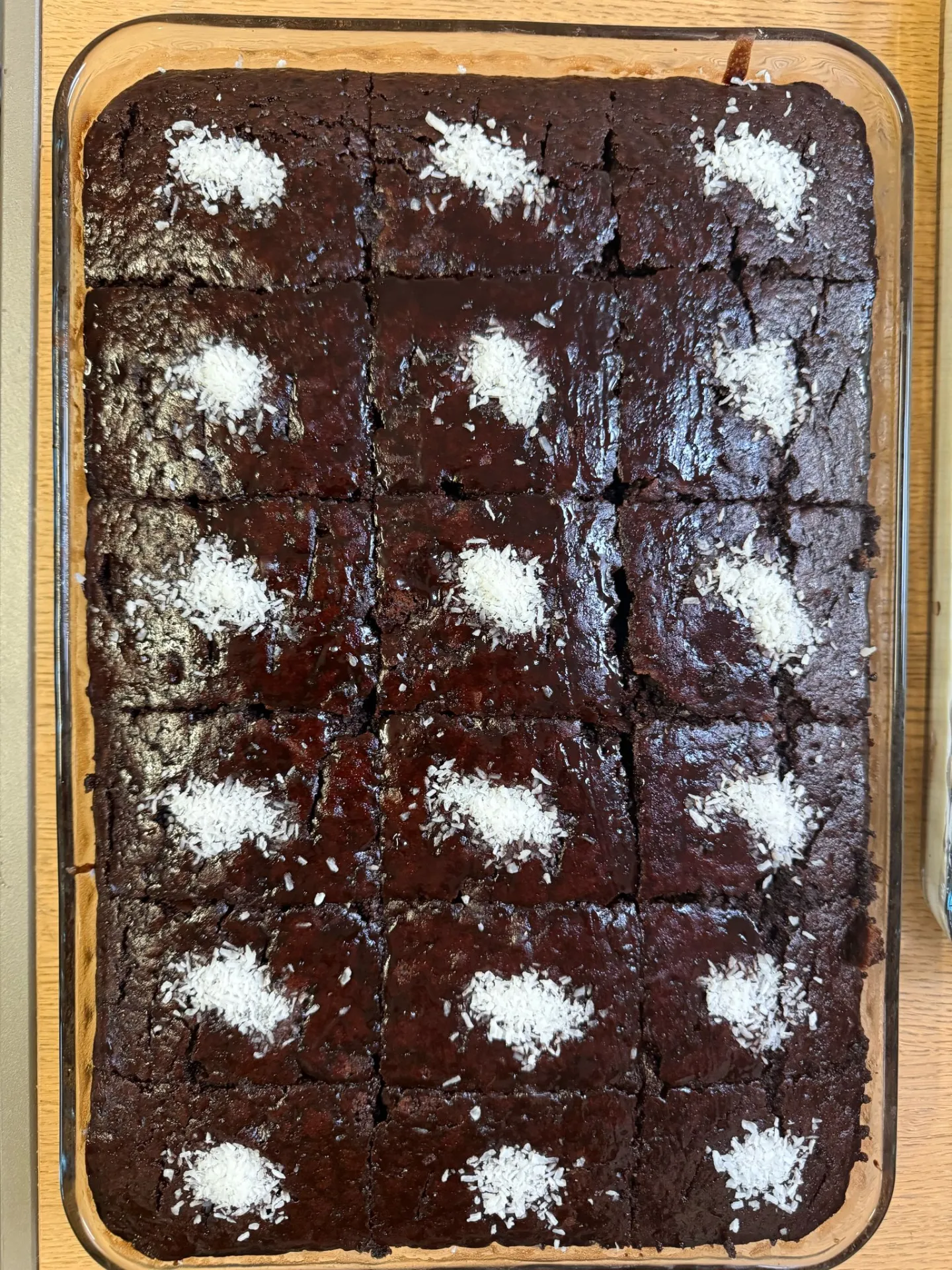 Schokokuchen vom Blech mit Kokosraspeln