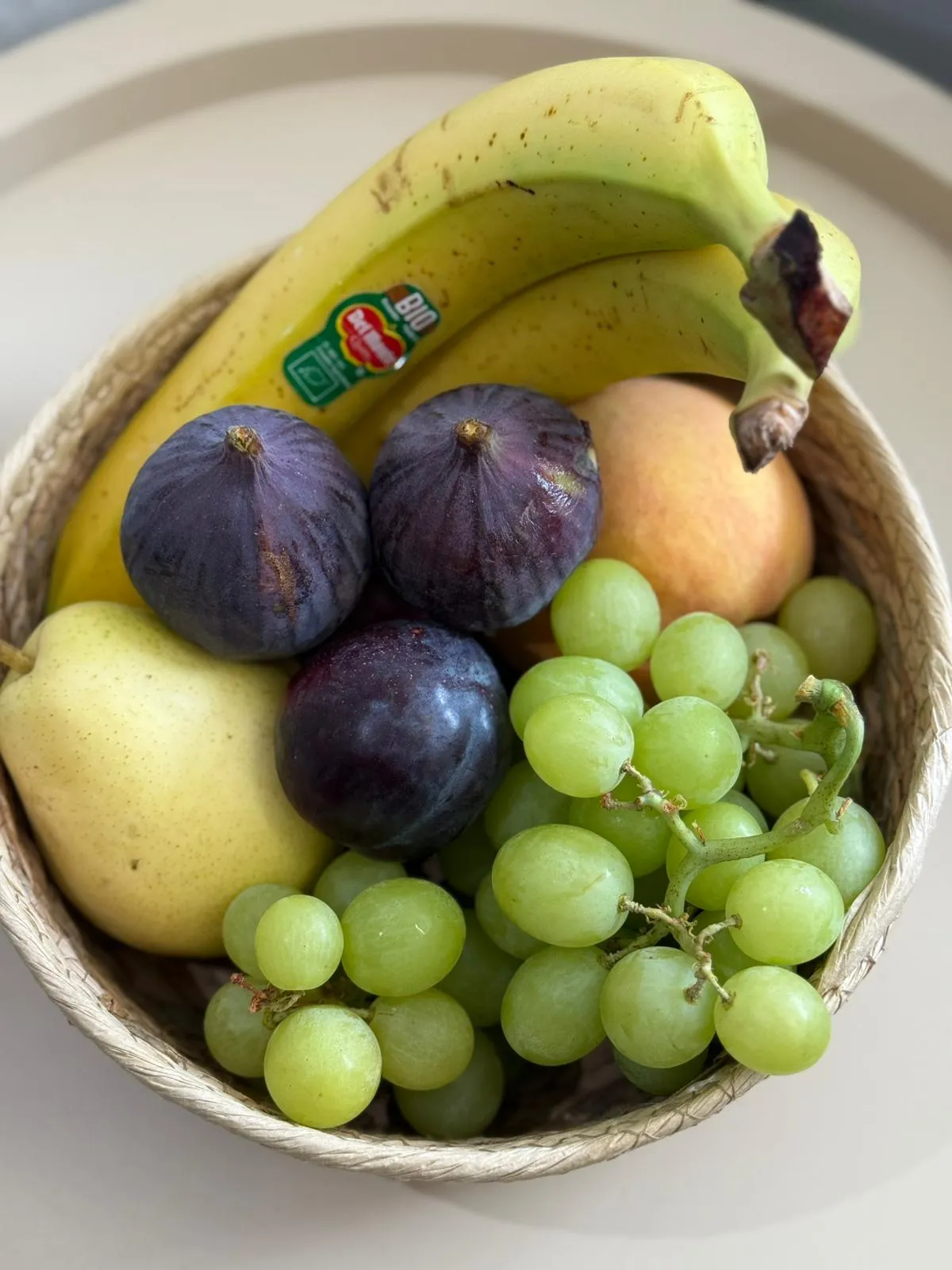 Frischer Bio-Obstkorb mit Trauben und Feigen