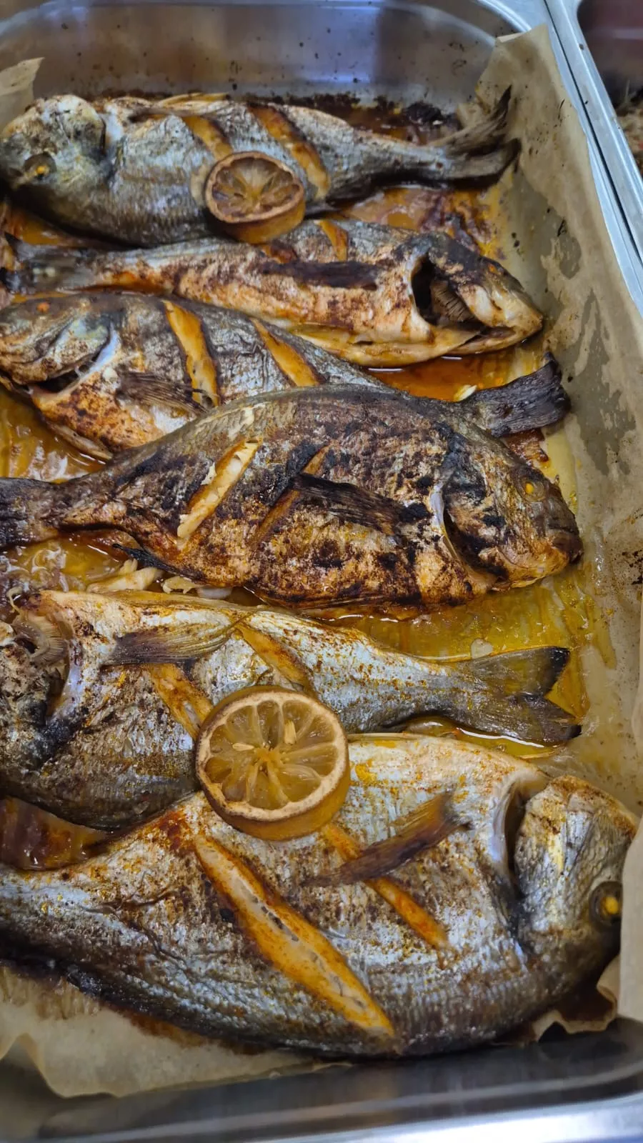Frisch gebackener Fisch mit Zitrone