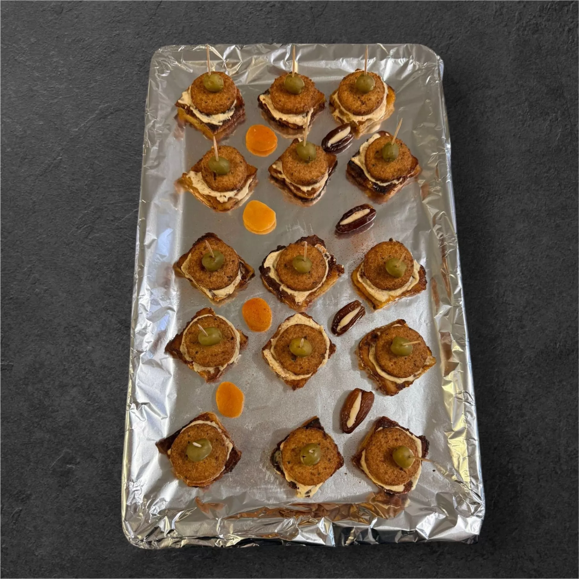 Bunte Fingerfood-Häppchen auf der Platte
