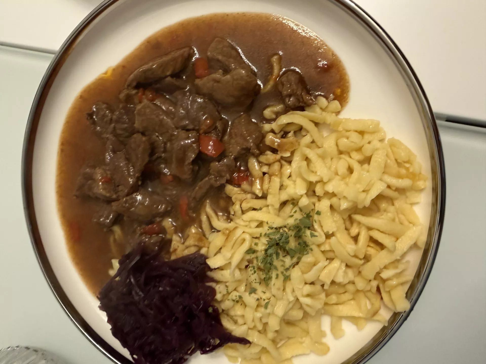 Gulasch mit Spätzle und Rotkohl