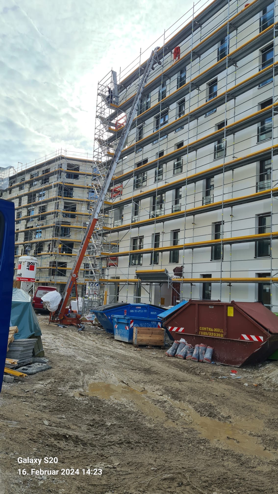 Baustellenreinigung an einem Gebaeude
