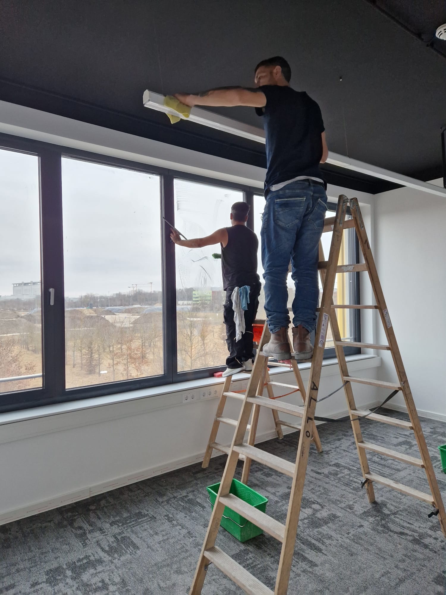 Fensterreinigung im Buerogebaeude