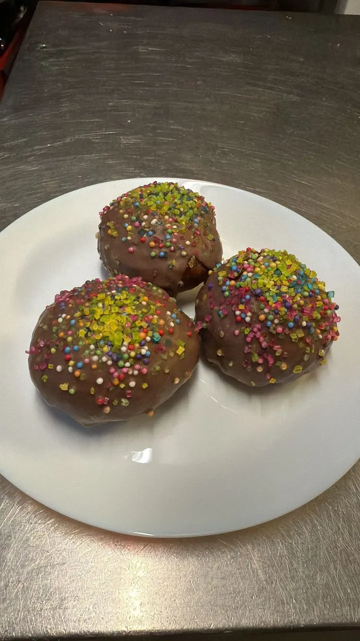 Berliner mit bunten Streuseln